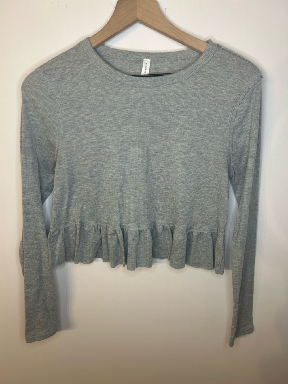 Altar’d State Women’s Heather Grey Ruffle Ribbed Long Sleeve Top, Size Medium